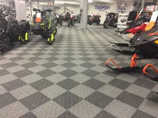 Bergo Flooring car showroom Bergo Silvergrey Graphitegrey (2)