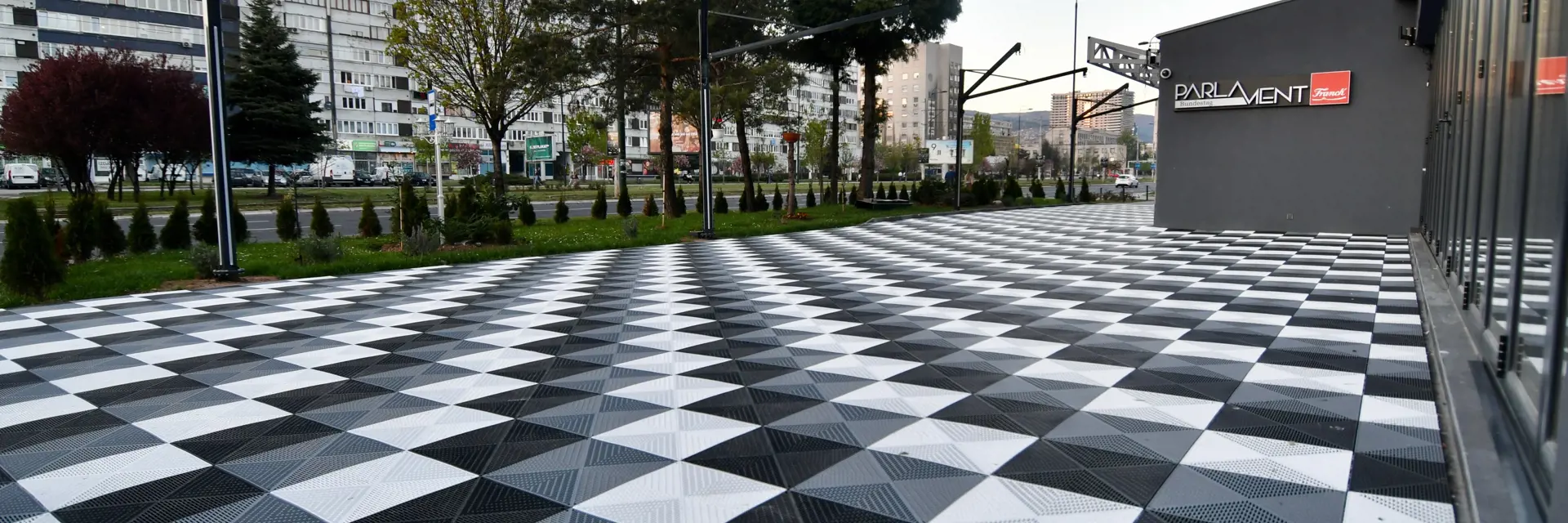 Bergo Flooring Outdoorcafe Bergo Unique Graphitegrey silkblack truewhite 1